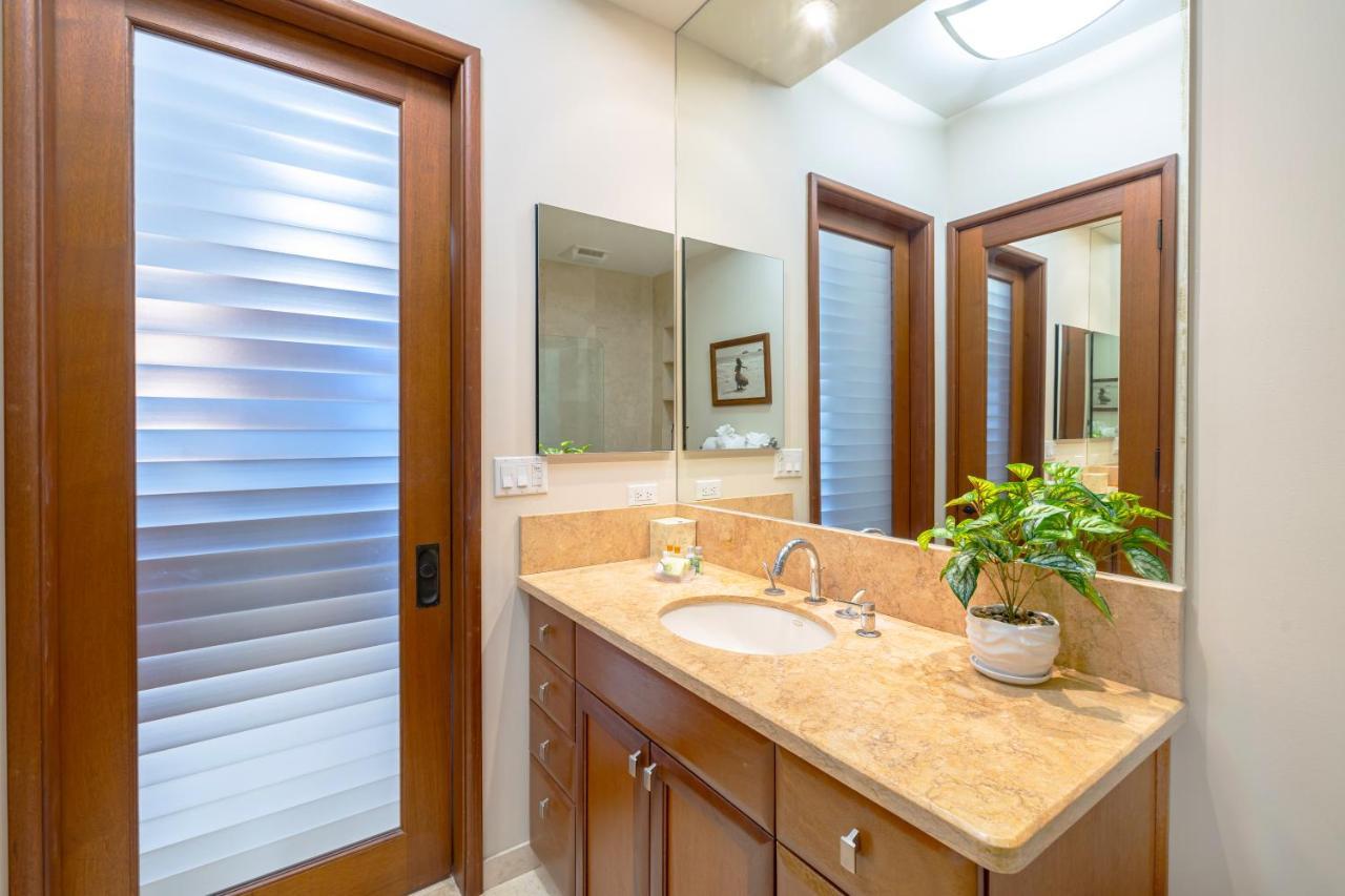 Upscale Penthouse With Ocean Views - Free Parking Apartment Honolulu Exterior photo