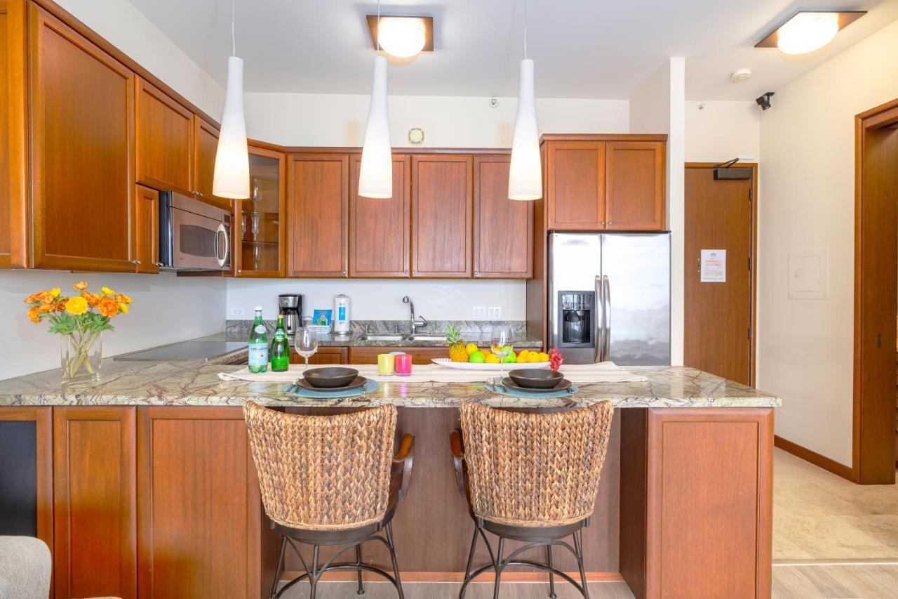 Upscale Penthouse With Ocean Views - Free Parking Apartment Honolulu Exterior photo