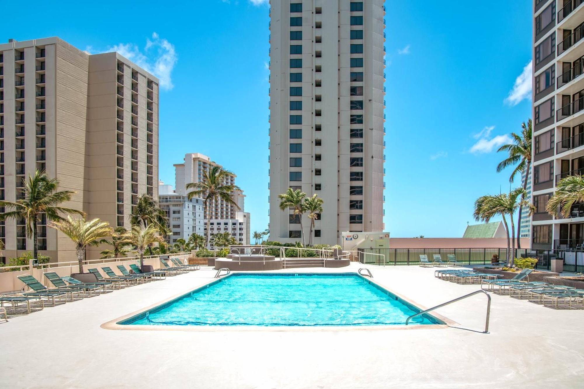 Upscale Penthouse With Ocean Views - Free Parking Apartment Honolulu Exterior photo