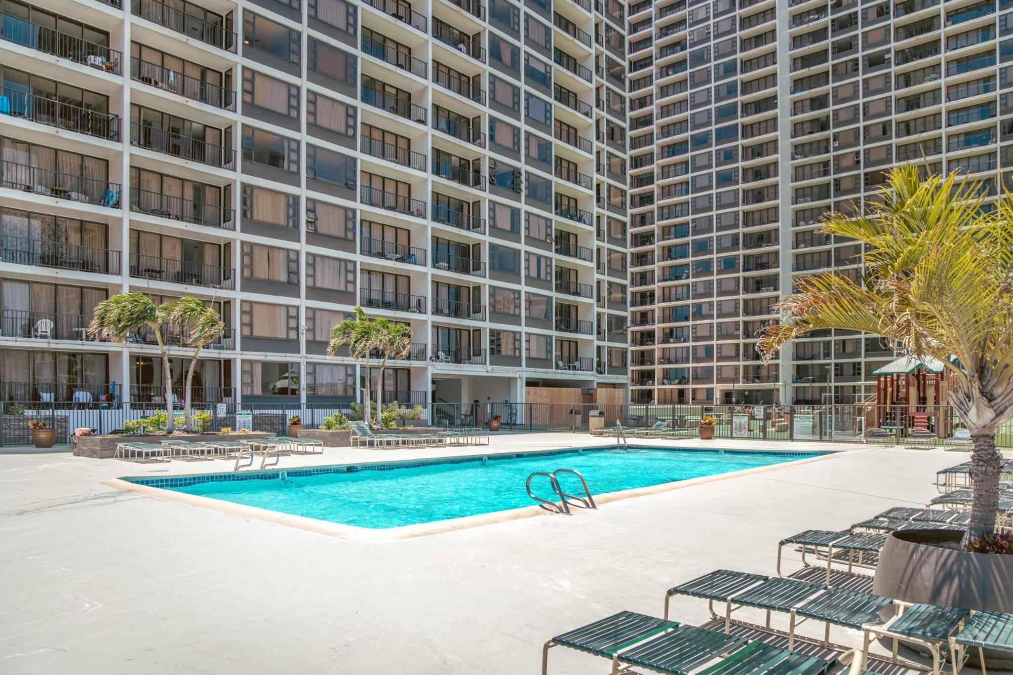 Upscale Penthouse With Ocean Views - Free Parking Apartment Honolulu Exterior photo